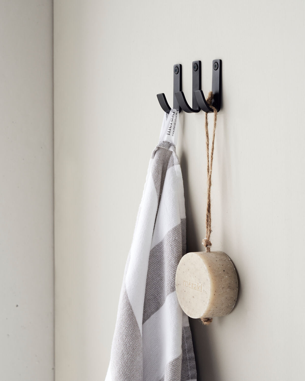 Colgador Negro. Set de 3 unidades  | Meraki